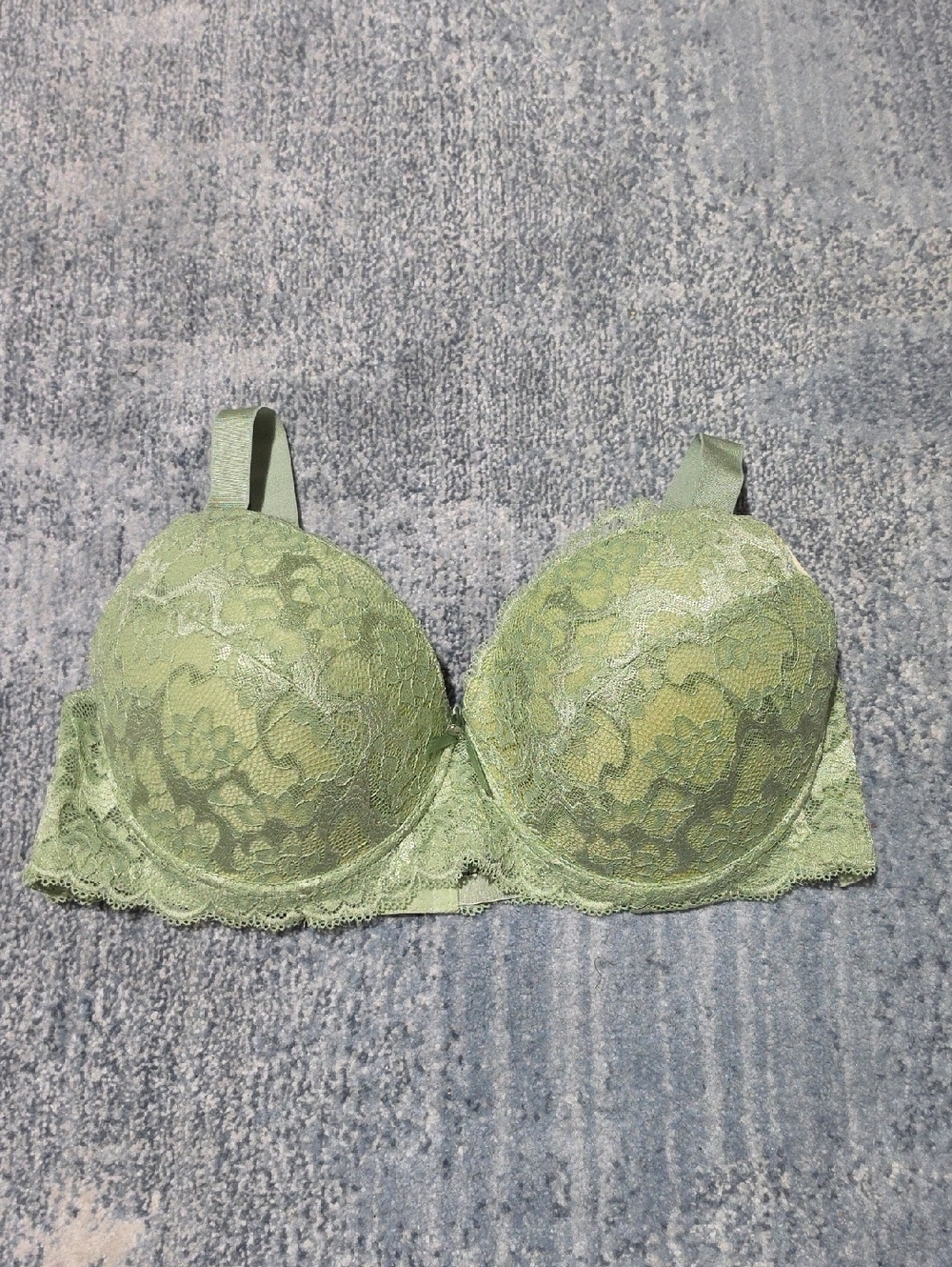 MOPAS Bra Size 44DD Lace Underwire Bra in Mint. It has a detail right cup.